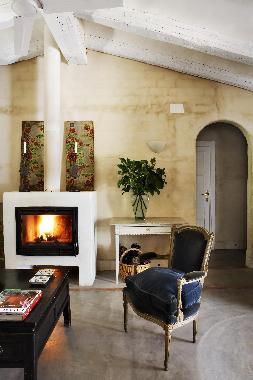 Salon con chimenea de la Casita de Piedra de la Vaqueria