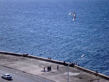 Paragliding en el Malec�n ( el equipo deben regresarlo )