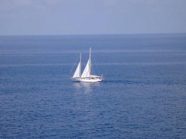 Excursi�n con el velero delante de la calle de costa Malec�n