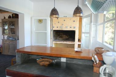 cocina con barr y salida para parrillero