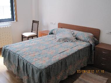 Habitaci�n con cama de matrimonio y armario empotrado