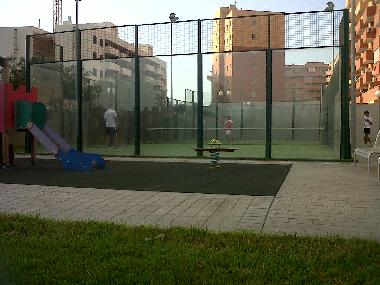 Pista de pdel y parque infantil del edificio