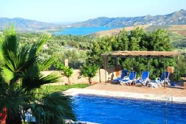 vista a la piscina, al embalse y al mar