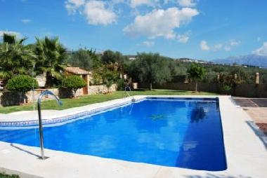 piscina con surtidor, ducha y aseo