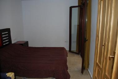 Dormitorio con cama doble y armarios empotrados