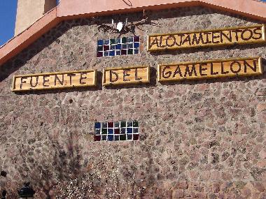 Lateral de los alojamientos, con PIEDRA TRAIDA DE LEON.