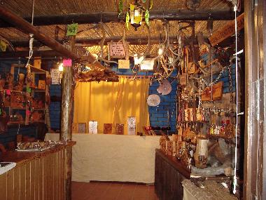Tienda de ARTESANIA EN MADERA..... que podras ver en los mismos  alojamientos.
