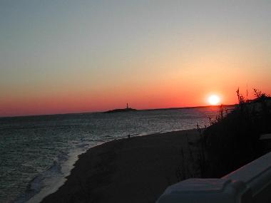 Puesta de solo desde el jard�n de la casa con vistas al Faro de Trafalgar