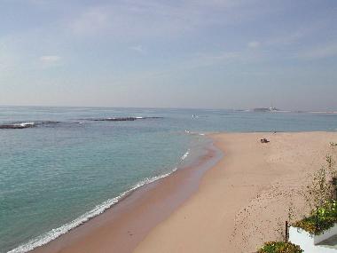 Playa debajo de la casa
