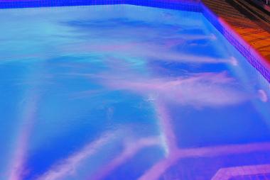 banco de hidromasaje en la piscina