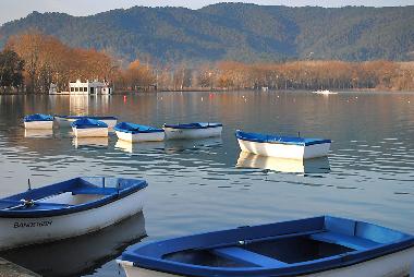 Lago de Banyoles, a 2 km.