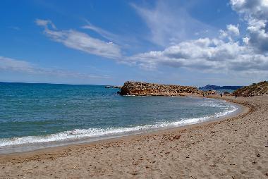 Playa de Empries, a 35 km.
