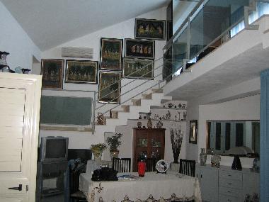 El comedor con escalera hacia la parte superior