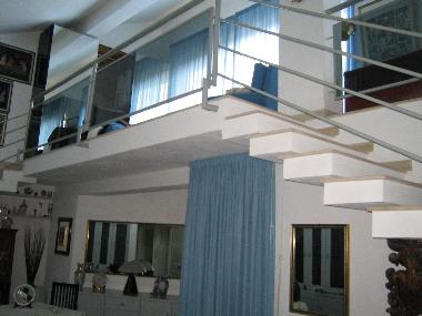 Vista de las escaleras hacia la parte superior