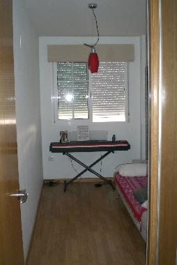 SINGLE BEDROOM