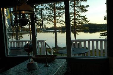 El salón ofrece una vista tomando el aliento sobre el lago.