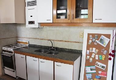 Cocina con microonda, tostadora, heladera ...