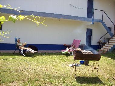 Csped con barbacoa est direct adyacente al bosque de corcho