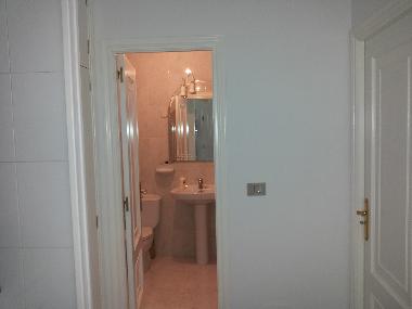 El cuarto de bao con ducha y baera