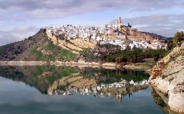 Iznajar a 19 km de la casa