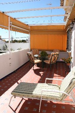 Amplia terraza privada (30m2), muy soleada (orientaci�n sur), con toldo y muebles de jard�n, ideal p