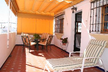 Amplia terraza (30m2), muy soleada (Orientaci�n sur), con toldo y mobiliario de jard�n.
