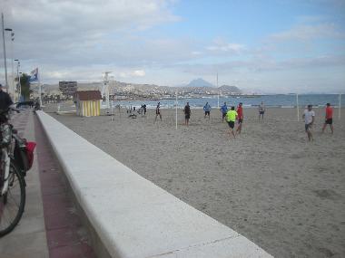 la preciosa playa en el pueblo con su bonito paseo maritimo
