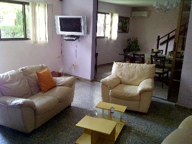 DETALLES DE LA SALA, EL COMEDOR Y EL ACCESO A LA SEGUNDA PLANTA