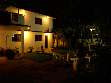 EL JARDIN Y LA CASA EN UNA NOCHE DE VERANO