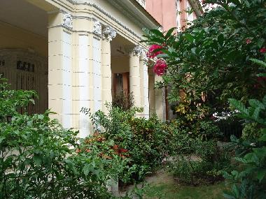 Jard�n y entrada principal