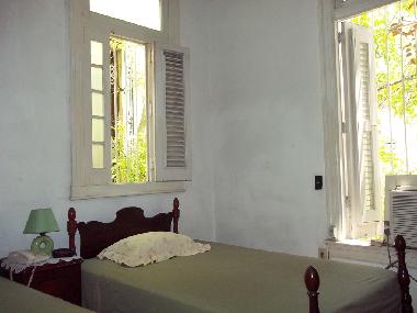 Dormitorio con ventanas