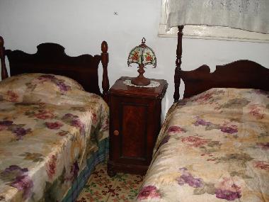 Dormitorio con mesa de noche
