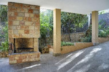 Una gran barbacoa al aire libre est� disponible.