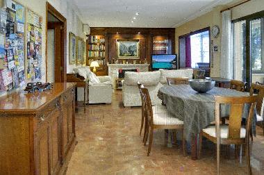 La zona de comedor en la sala de estar muy ligero.