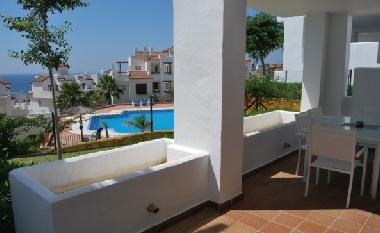 Terraza con mesa, 6 sillas y dos tumbonas