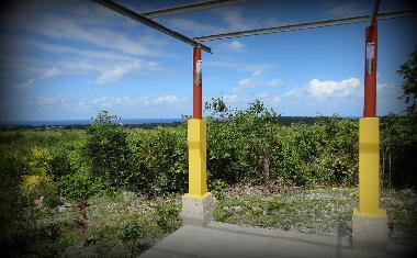 SU ENTORNO ES TRANQUILO CON VISTAS AL MAR Y AL PAISAJE CUBANO, DE ESTADO MUY CONSERVADO.
