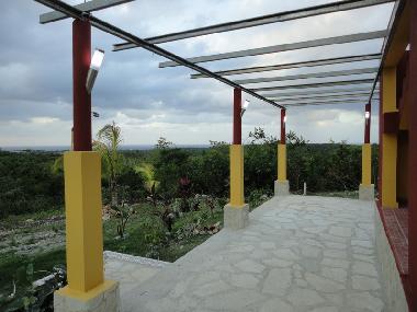 EN SU EXTERIOR EXISTE UNA P�RGOLA -TERRAZA CON DUCHA Y JARD�N.