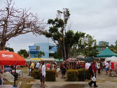 EXITE UN MERCADO ARTESANAL EN LA PLAYA,ABIERTO TODA LA SEMANA.