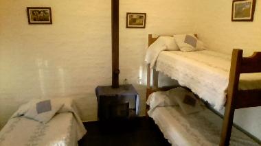 dormitorio secundario con vistas a los cerros de piriapolis