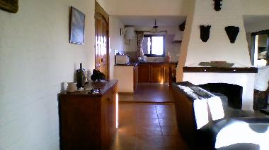 entrada , living y  detras cocina con vistas al mar