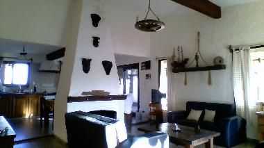 living y detras la cocina con vistas al mar