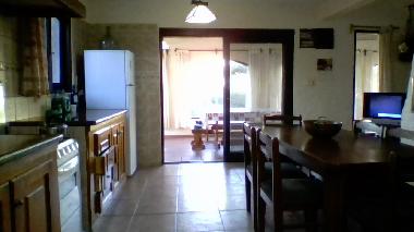 cocina que comunica con sala de estar