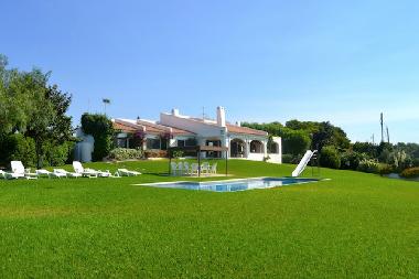piscina privada con tumbonas y glorieta