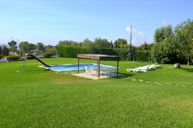 piscina privada con tumbonas y glorieta