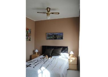 habitacin con cama doble y ventilador