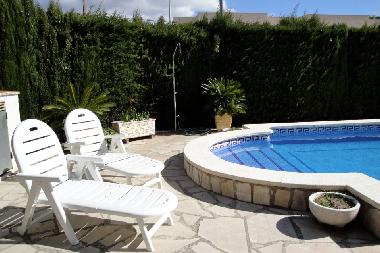 piscina privada con ducha exterior