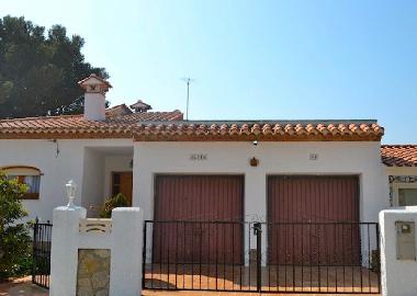 fachada casa y sus dos garajes