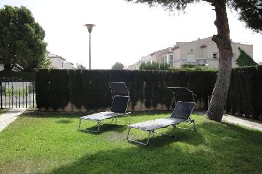 tumbonas en el jard�n y parking para coches