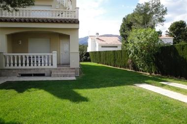 fachada casa con su jard�n, parking y terrazas