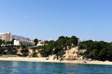 cala vista desde el mar con la residencia
